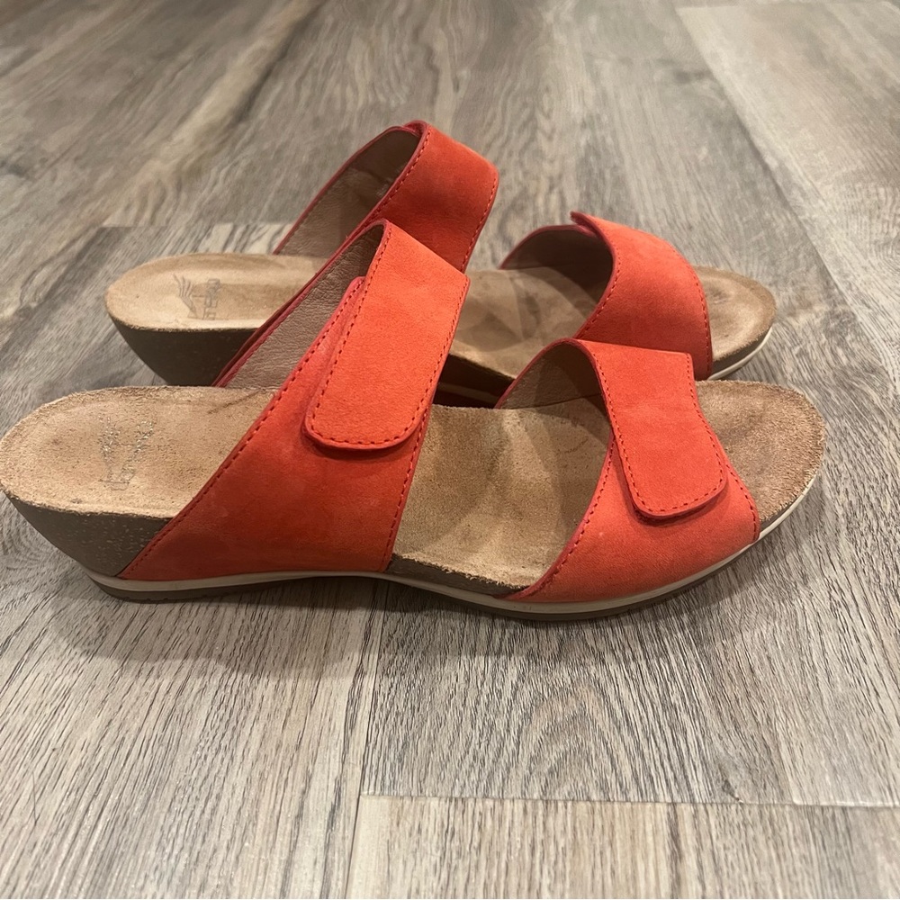 Dansko Women's Vienna Tomato Sandals Womens 38 Adjustable Strap Wedge Suede